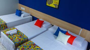 Værelse til 4 personer - flere senge | Minibar, skrivebord, mørklægningsgardiner