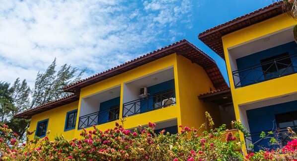A yellow building with blue accents and balconies. - Kalamari Beach Hotel (Aquiraz)