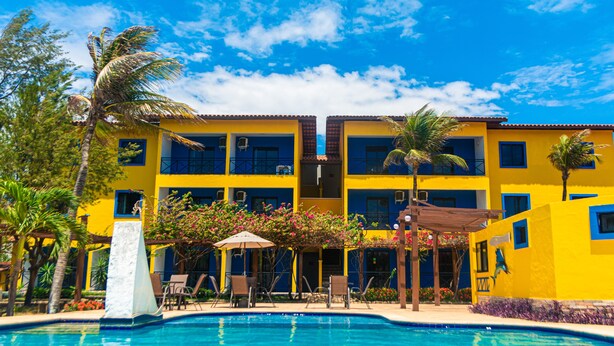 A hotel with a pool, multiple floors, and balconies. - Kalamari Beach Hotel (Aquiraz)