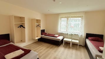 Dreibettzimmer | Schreibtisch, kostenloses WLAN, Bettwäsche