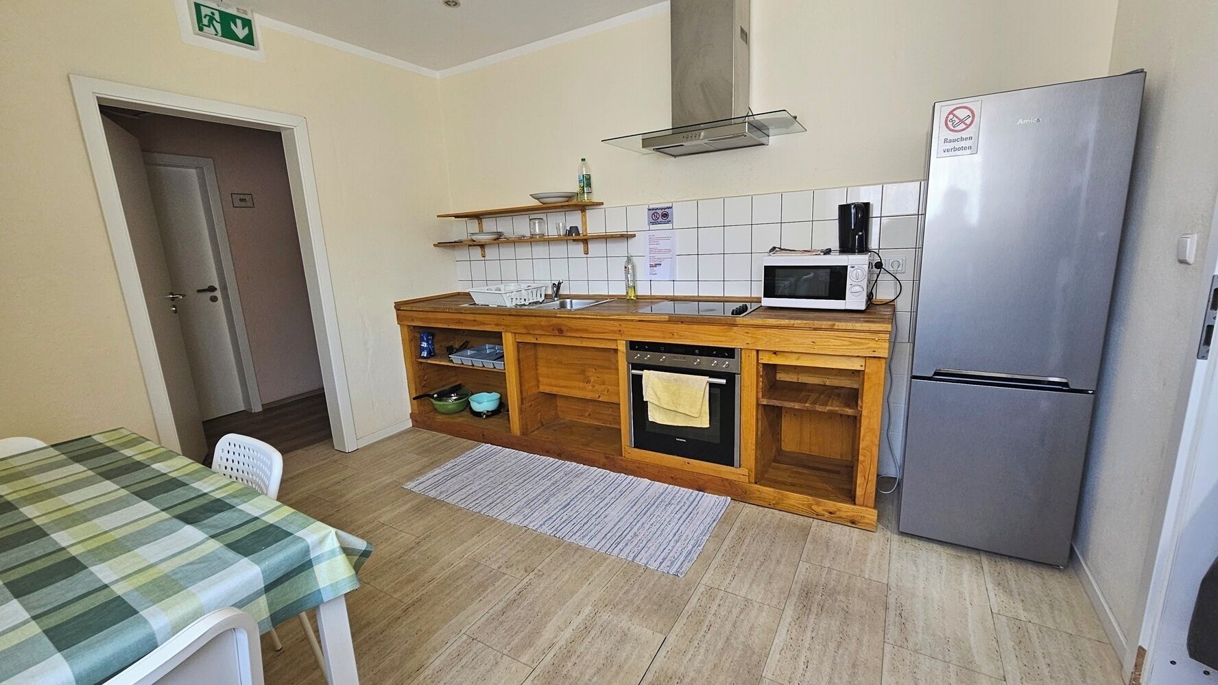 Triple Room | Private kitchen | Microwave, stovetop, cookware/dishes/utensils