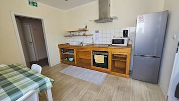 Triple Room | Private kitchen | Microwave, stovetop, cookware/dishes/utensils