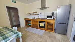 トリプルルーム | 専用キッチン | 電子レンジ、コンロ、調理器具と食器