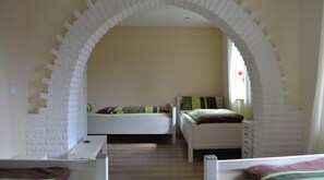 Chambre triple | Bureau, accĂšs au Wi-Fi (inclus), literie fournie