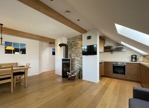 Apartament (Kirschblüten) | Cuina privada | Frigorífic gran, microones, forn i placa de cuina 