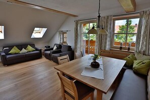 Apartment (Kirschblüten) | Living area | LED TV, table football, ping pong, toys - Biohof-Rechenmacher (Uffing am Steffelsee)