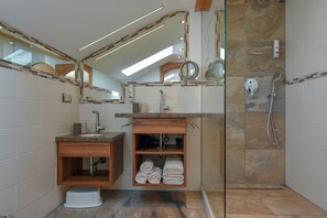 Apartment (Löwenzahn) | Bathroom | Eco-friendly toiletries, hair dryer, slippers, towels - Biohof-Rechenmacher (Uffing am Steffelsee)