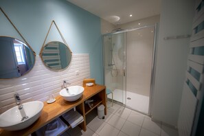 Driepersoonskamer, meerdere bedden, niet-roken | Badkamer | Een douche, een haardroger, handdoeken