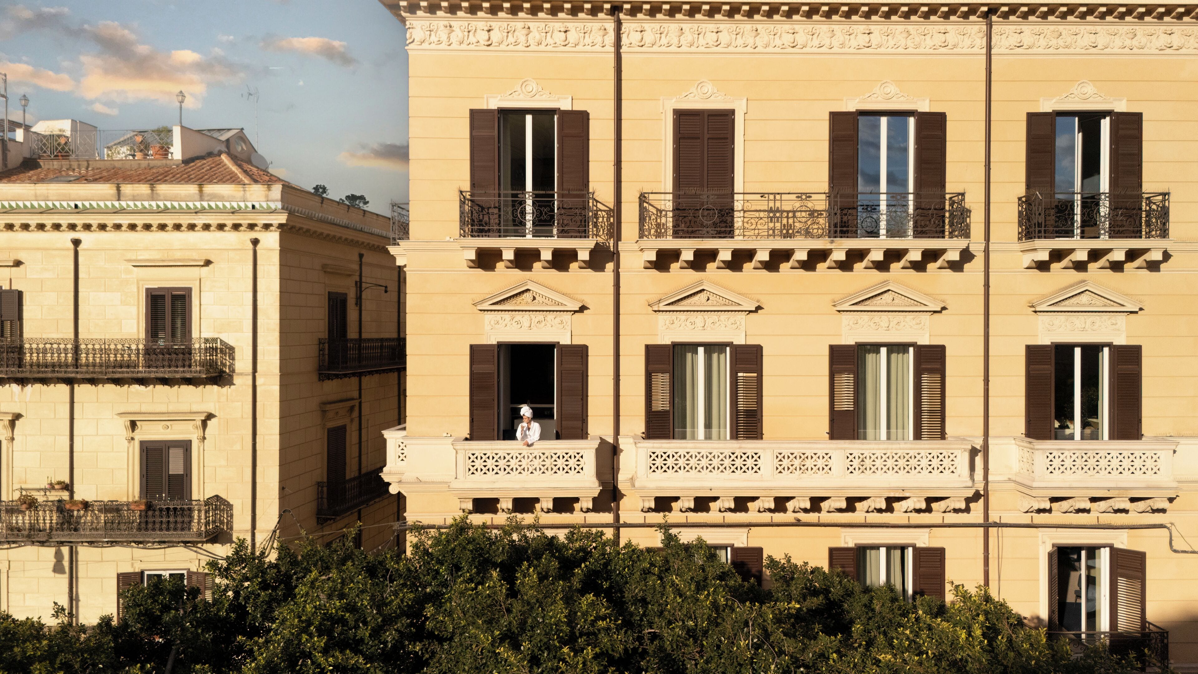 Un edificio de varios pisos con balcones y ventanas.