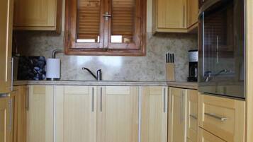 Vila, 4 kamar tidur, akses ke kolam renang | Dapur pribadi | Lemari es besar, microwave, oven, dan kompor