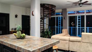 Luxury Condo, Multiple Beds, Non Smoking, Ocean View | In-room dining