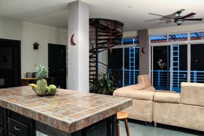 Condo de lujo, varias camas, para no fumadores, vista al océano | Servicio a la habitación