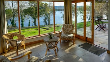 Ferienhaus, Mehrere Betten, Nichtraucher, Seeblick | Wohnbereich | Flachbildfernseher