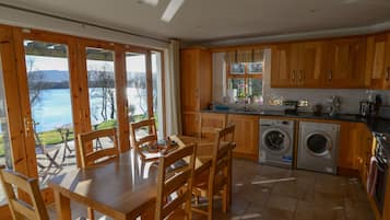 Cottage, Multiple Beds, Non Smoking, Lake View | Laundry room