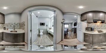 Ducha y bañera combinadas y artículos de higiene personal gratuitos