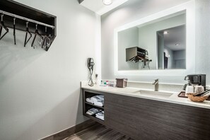 Basic Room, 1 King Bed, Smoking