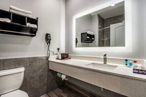 Habitación básica, 2 camas de matrimonio, fumadores | Cortinas opacas, tabla de planchar con plancha, wifi gratis