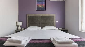 Habitación doble | Escritorio, tabla de planchar con plancha, cunas gratuitas