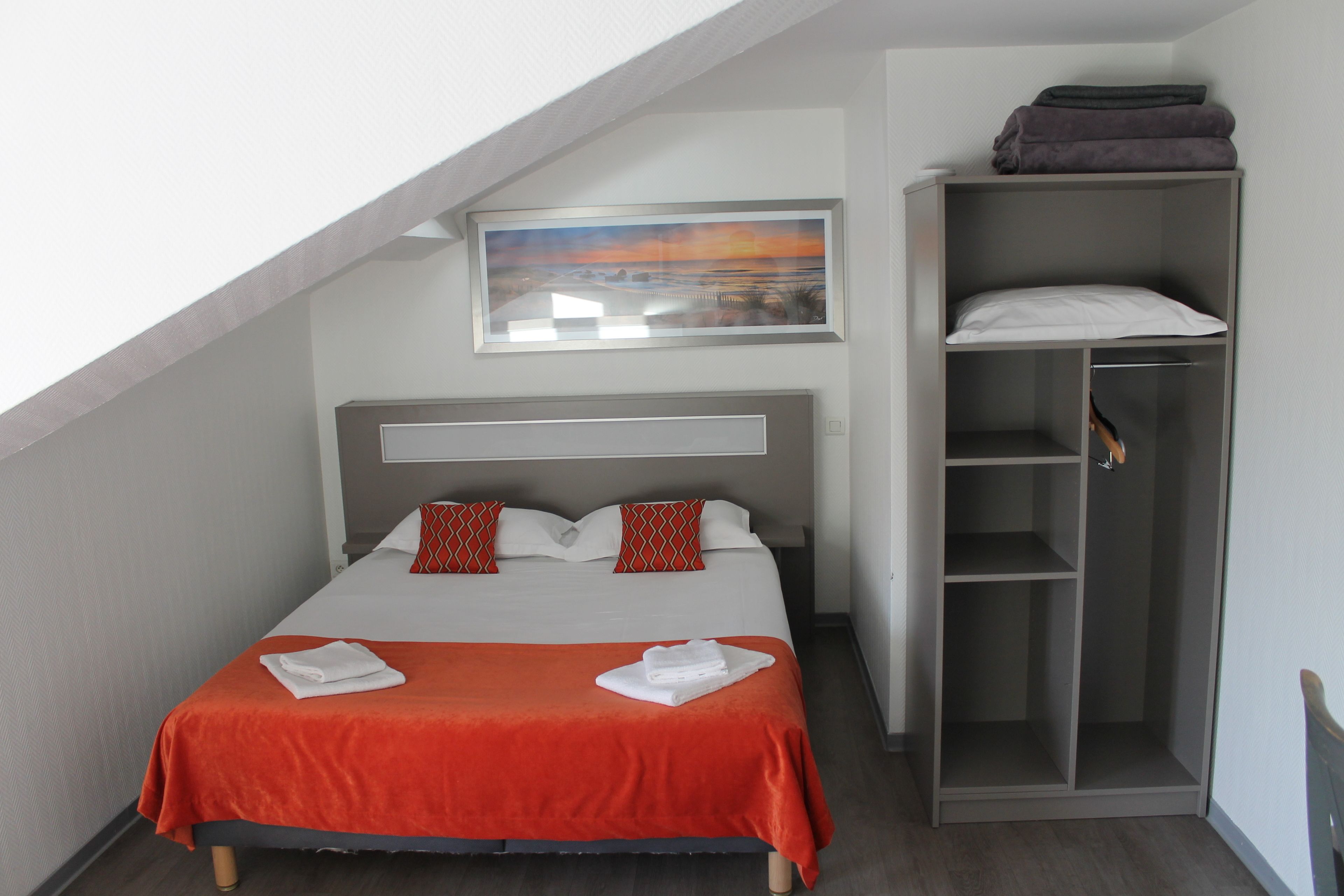 quadruple room, multiple beds | desk, iron/ironing board, free cots/infant beds, rollaway beds