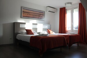 Quadruple Room, Multiple Beds | Desk, iron/ironing board, free cots/infant beds, rollaway beds - Hotel Bar du Centre (Soustons)
