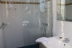 Room (Twin) | Bathroom shower - Hotel Bar du Centre (Soustons)