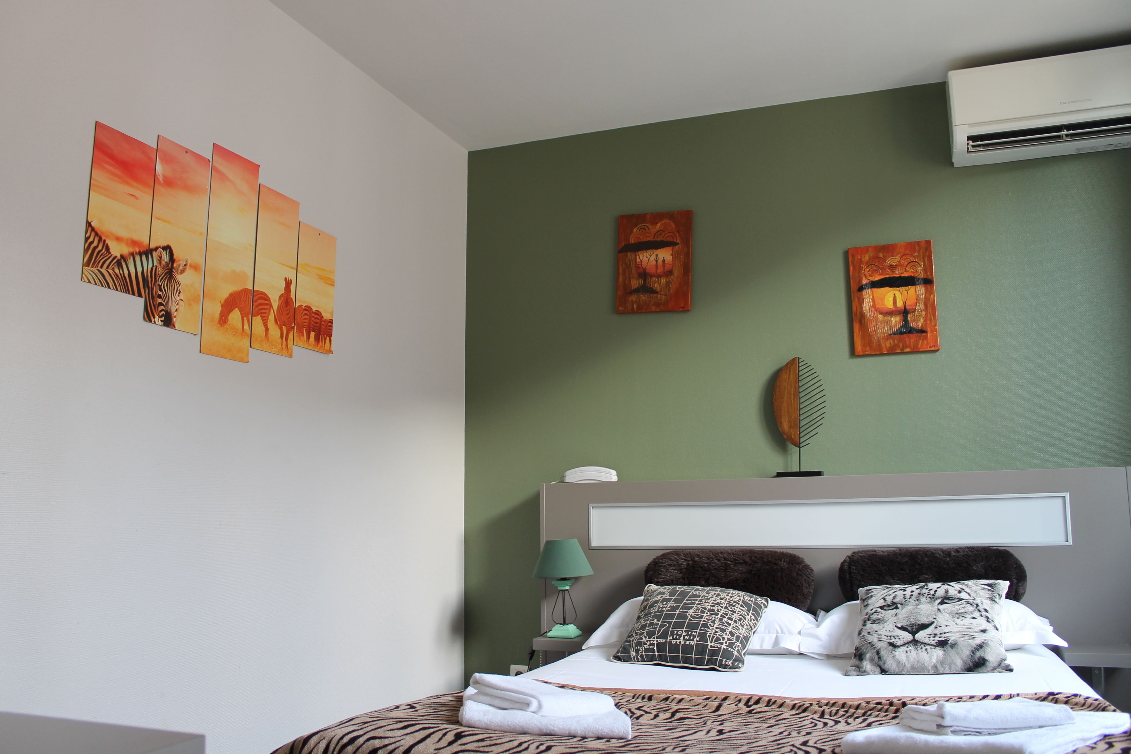 double room | desk, iron/ironing board, free cots/infant beds, rollaway beds