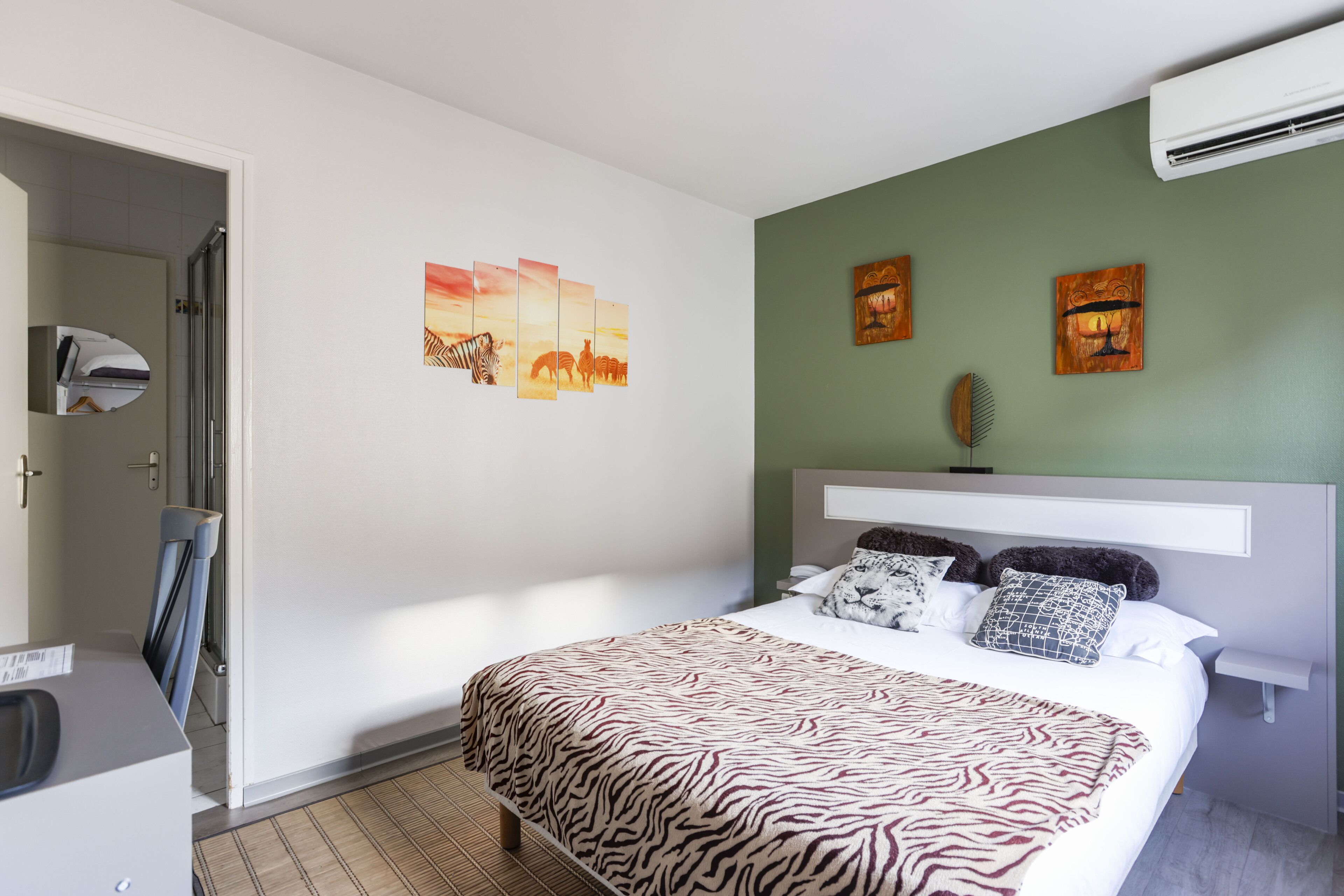 double room | desk, iron/ironing board, free cots/infant beds, rollaway beds