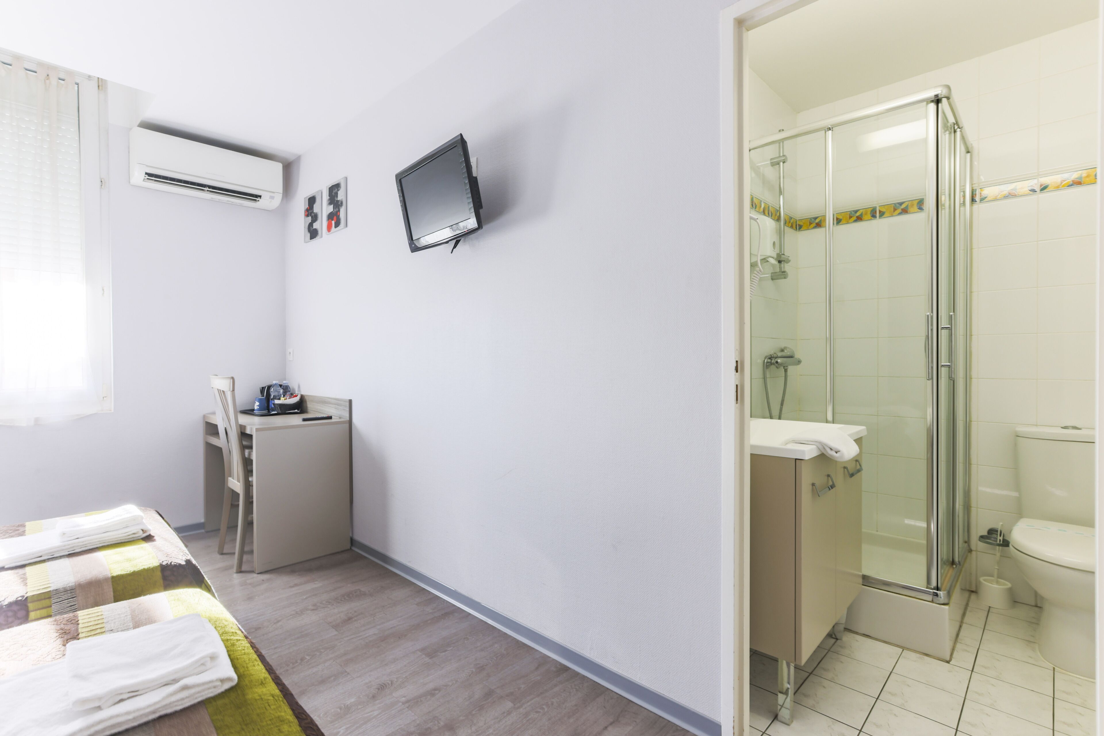 room (twin) | bathroom | shower, free toiletries, hair dryer, towels