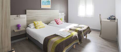 Kamer (Twin) | Een bureau, een strijkplank/strijkijzer, gratis babybedden, extra bedden