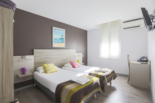 Bureau, fer et planche à repasser, lits bébé (gratuits)