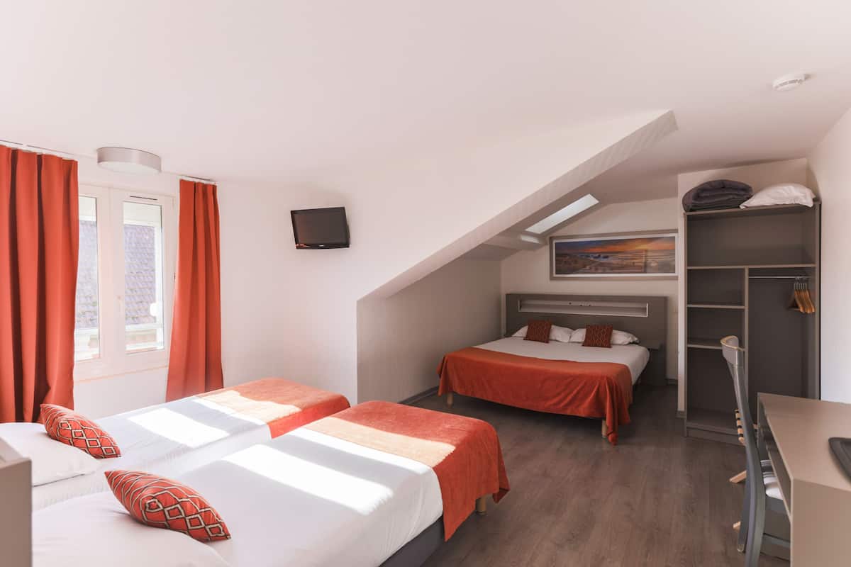 Quadruple Room, Berbilang Katil | Meja, seterika/papan seterika, katil bayi/kot (percuma)