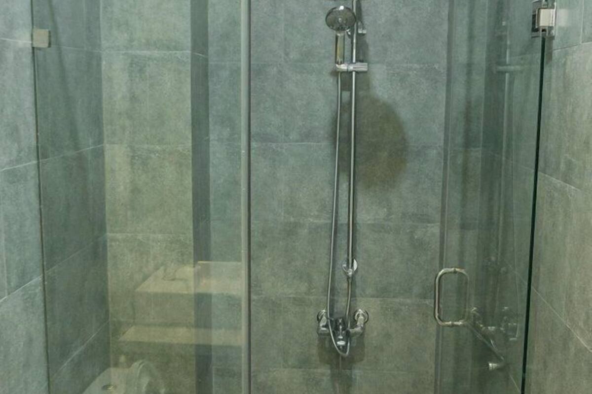 Standard Quadruple Room | Bathroom | Shower, free toiletries, slippers, towels