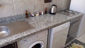 Departamento, 2 habitaciones | Cocina privada | Refrigerador, microondas, horno y parrilla de estufa 