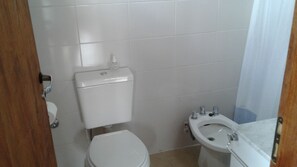 Appartement Duplex, 1 chambre, vue montagne | Salle de bain | Douche, bidet, serviettes fournies