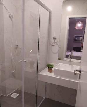 Ducha, artículos de tocador gratuitos, secador de pelo, toallas
