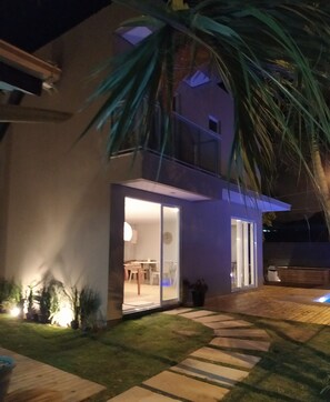 디지털 채널 시청이 가능한 32인치 평면 TV, TV