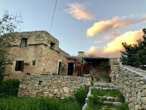 Property grounds - Bendeni Cottage (Chania)