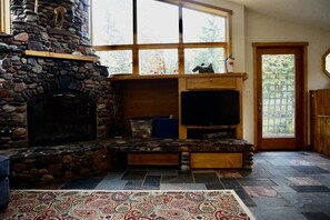 Interior - North House - Custom-built Home tucked away in the Woods, near Russell Bay! (La Pointe)