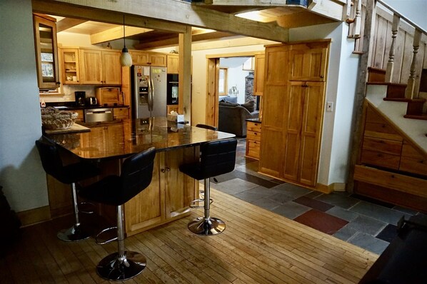 Fridge, microwave, oven, dishwasher - North House - Custom-built Home tucked away in the Woods, near Russell Bay! (La Pointe)