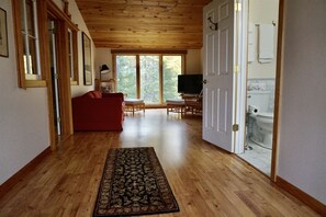 TV - North House - Custom-built Home tucked away in the Woods, near Russell Bay! (La Pointe)