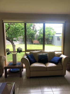 Smart TV, DVD player, books, video library - SHORE THING - FAMILY BEACH RETREAT  (Tootgarook)