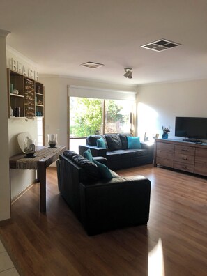 TV connectée, lecteur de DVD, livres, vidéothèque