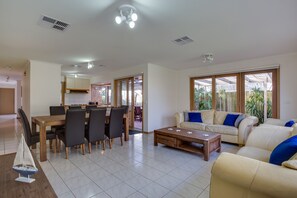 Smart TV, DVD player, books, video library - SHORE THING - FAMILY BEACH RETREAT (Tootgarook)