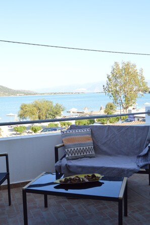 3 bedrooms, desk, soundproofing, iron/ironing board - Akti Posidonos (Agios Nikolaos)