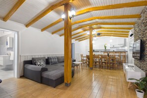 Fernseher, Kamin, Stereoanlage