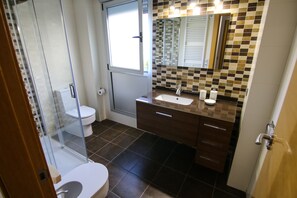 Douche, sèche-cheveux, bidet, serviettes fournies