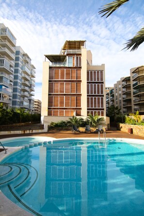 Una piscina al aire libre
