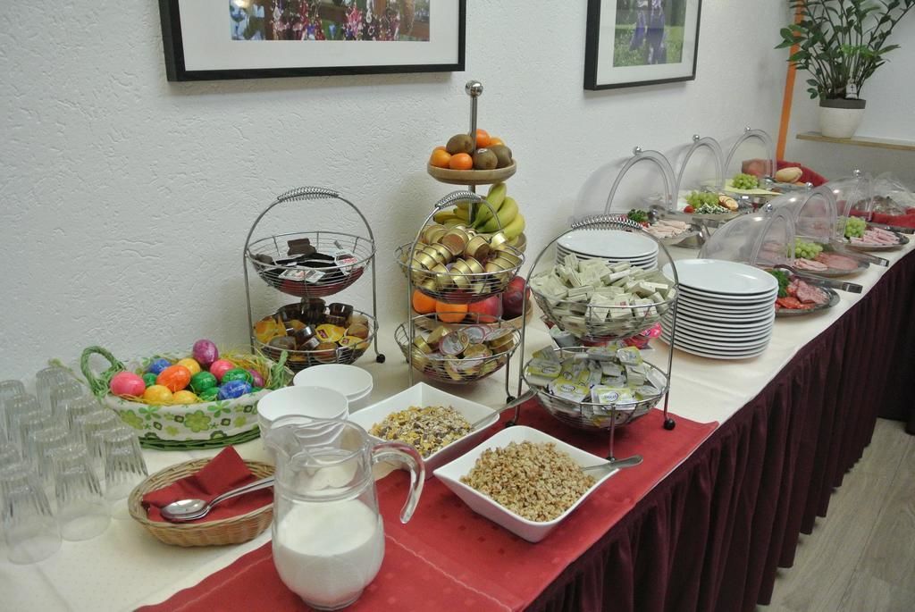 Petit déjeuner buffet (5 EUR par personne)