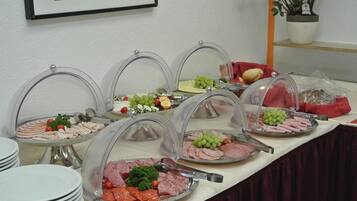 Tägliches Frühstücksbuffet (5 EUR pro Person)