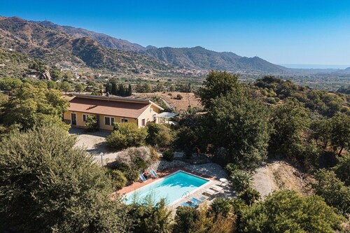 Panoramic retreat with pool near Taormina and Sea